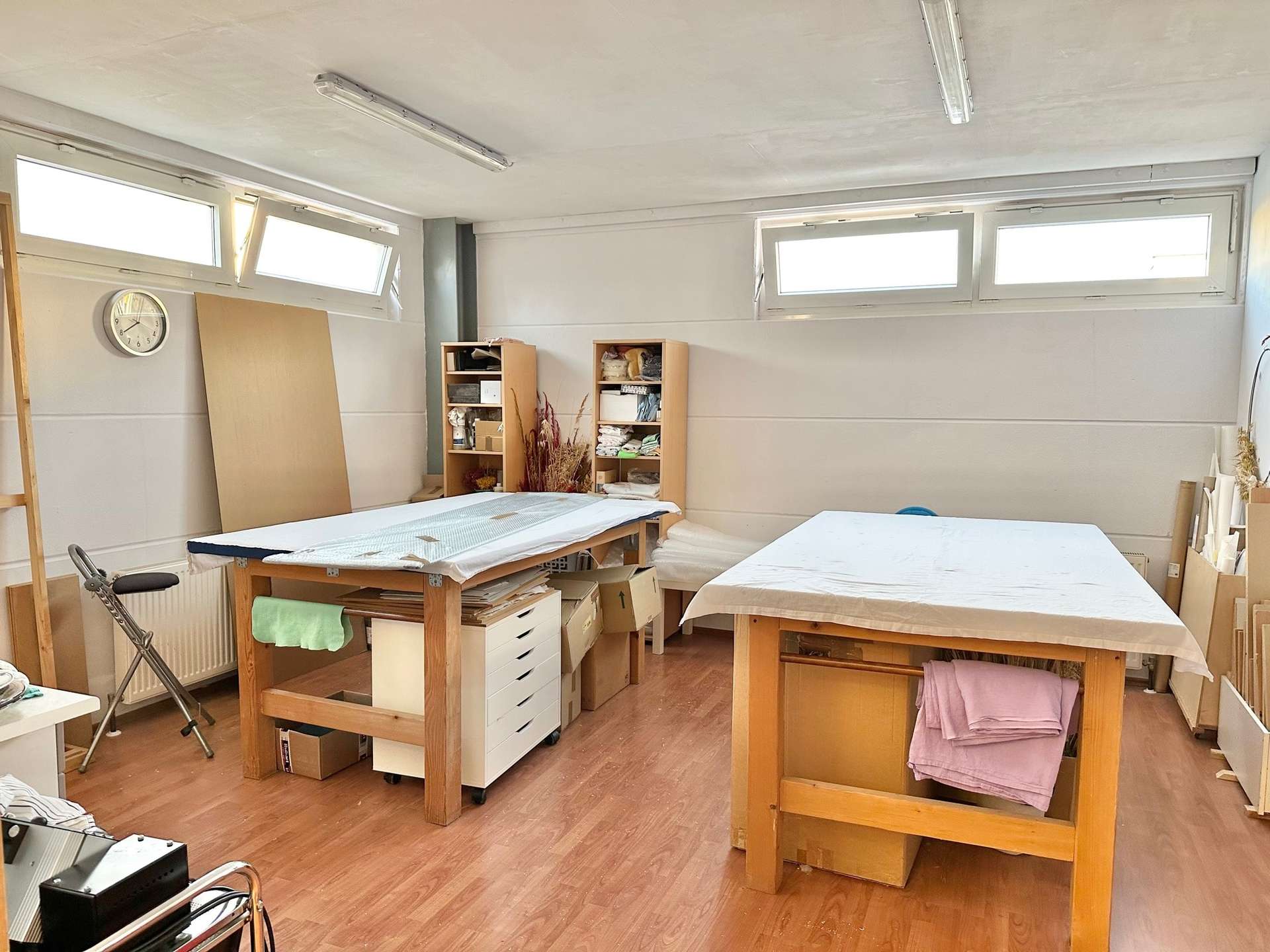 TOP LAGE UND VIELSEITIG NUTZBAR - PKW-Stellpl&auml;tze vorhanden - Laden, Praxis, Fitnessstudio etc.
